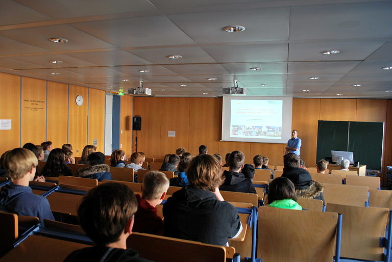 Schnupper-Uni EEI: von Blitzen, Greenscreen und viel mehr