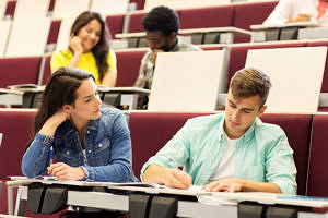 Studierende sitzen im Hörsaal