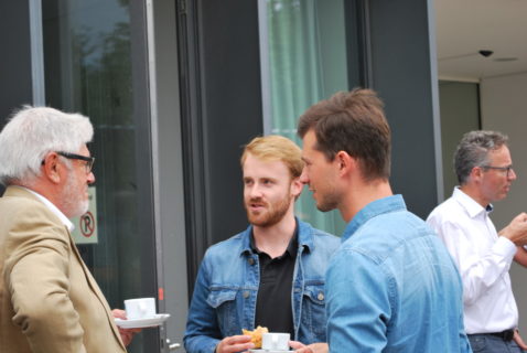 Menschen stehen zusammen und unterhalten sich