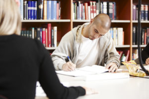 studierende in Bibliothek