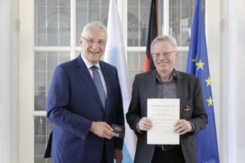 Bayerns Innen- und Kommunalminister Joachim Herrmann hat in Erlangen das Verdienstkreuze 1.Klasse an Prof. Dr. Dr. Robert Weigel, Lehrstuhl für Technische Elektronik, ausgehändigt. (Bild: Giulia Iannicelli/StMI)