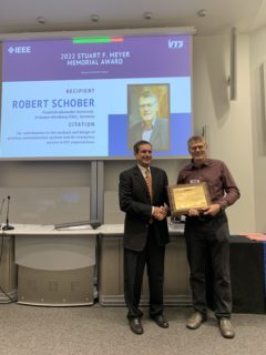 Preisverleihung: Prof. Schober erhält den IEEE Stuart Meyer Memorial Award (Bild: Yuanwei Liu)