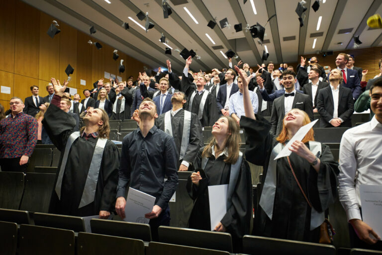 Feierliche Verabschiedung der Absolventinnen und Absolventen Februar 2025