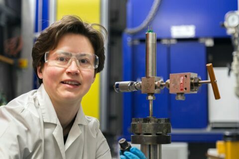 Dr. Saskia Schimmel im Hochdrucklabor der Technischen Fakultät der FAU (Foto: privat)