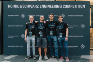 Das Team Della Jave, bestehend aus: David Contreras Franco (FAU), Simon Kocher (THN), Alejandro Ayala Gil (Politecnico di Torino) und Julián Andres Hernández Potes (FAU)<br />(Bild: Rohde &amp; Schwarz)