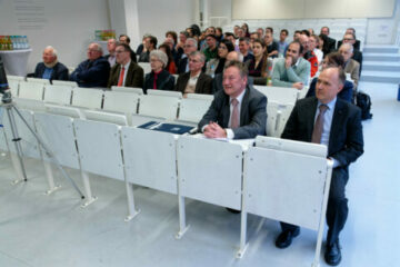 Aktuelle und ehemahlige Mitarbeiter des Lehrstuhls am 50. Jahrestag der Gründung (Bild: FAU / EAM)