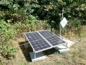 Empfangsstation am Rande der Weide. Durch das Solarpanel läuft diese vollkommen autark. Unter dem Panel befindet sich wettergeschützt die Hardware. Daneben sind die Antennen zu sehen (Bild: Klob)