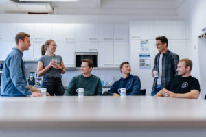 FAU-Studierende in einem Seminarraum (Bild: TF FAU | FATHER&SUN)