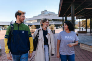 FAU-Studierende auf dem Südgelände (Bild: TF FAU | FATHER&SUN)