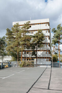 Blick vom Parkdeck auf eines der EEI-Gebäude (Bild: TF FAU | FATHER&SUN)
