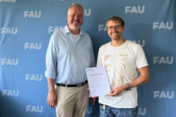 Prof. Dr. Kai Willner und Dr. Christian Herglotz (Foto: FAU / TF Dekanat)