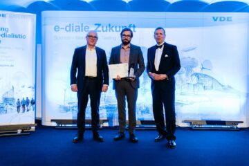 Die feierliche Preisverleihung mit Maximilian Lübke (Mitte) (Foto: VDE Bayern Abend 2024 | ©Jonas Kron / VDE)