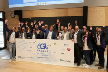 Im Bild (v.l.): Prof. Dr. Norman Franchi, Leiter des Lehrstuhls für intelligente Technische Elektronik und Systeme, Dr. Manfred Wolter, Bayerisches Wissenschaftsministerium, Dr. Diomidis Michalopoulos, Nokia, FAU-Präsident Prof. Dr. Joachim Hornegger, Prof. Dr. Giovanni Del Galdo, Fraunhofer IIS, Prof. Dr. Bernhard Grill, Institutsleiter Fraunhofer IIS. (Bild: Friedemann Laue/FAU/Lites)