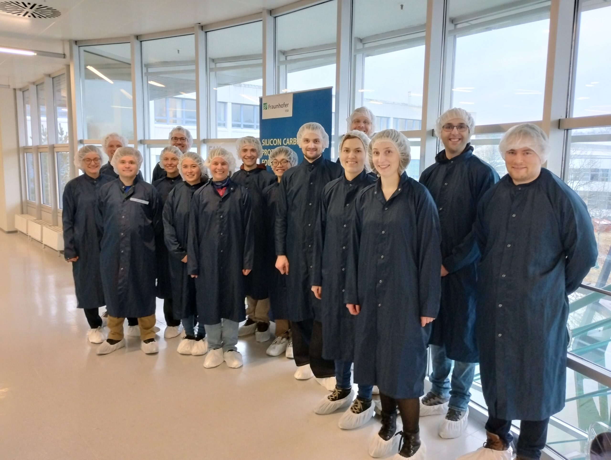 Alumni und Alumnae des Elitenetzwerk Bayern besuchen das Reinraumlabor (Bild: Plass)